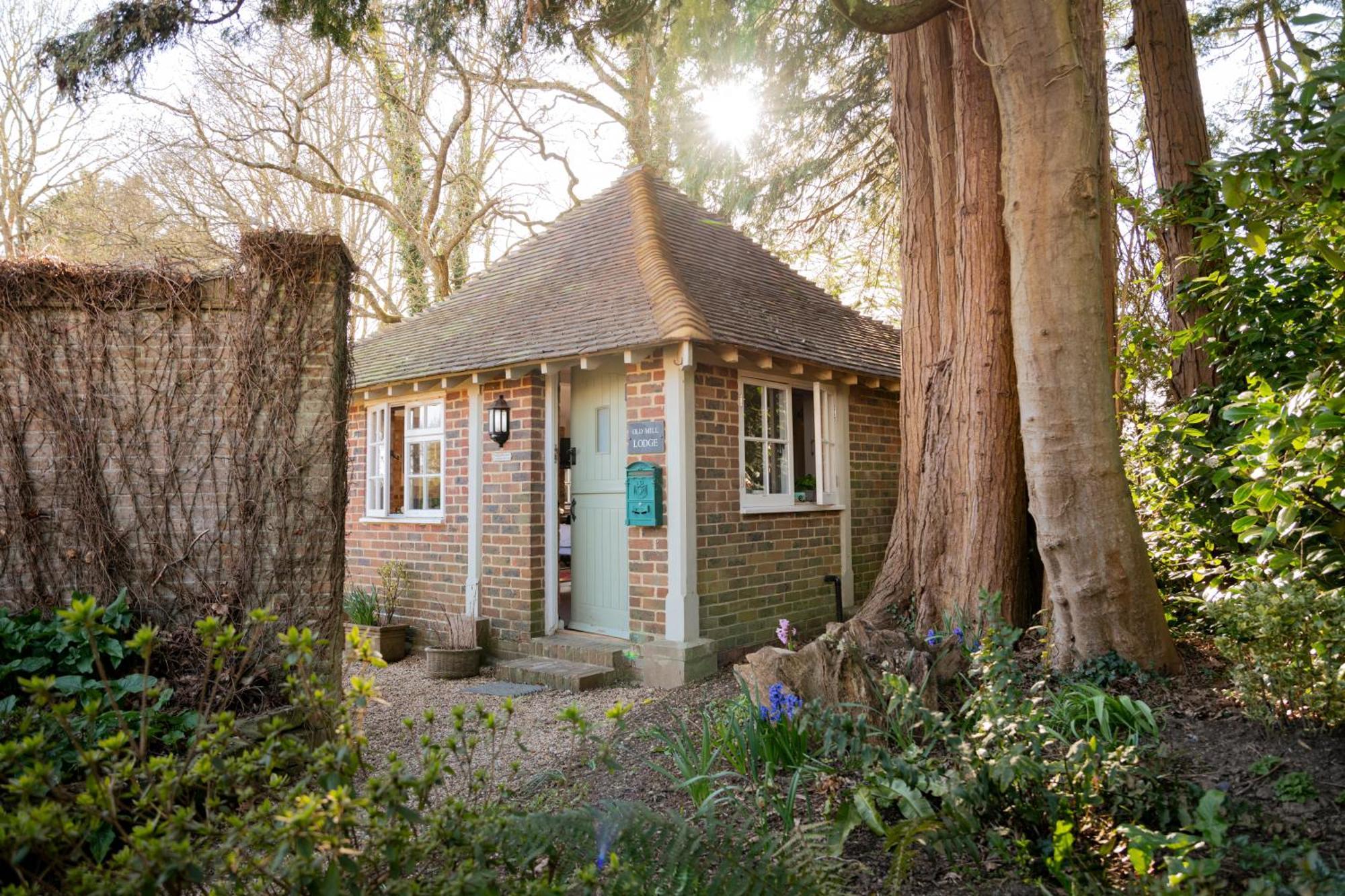 Old Mill Lodge By Huluki Sussex Stays Hurstpierpoint Экстерьер фото