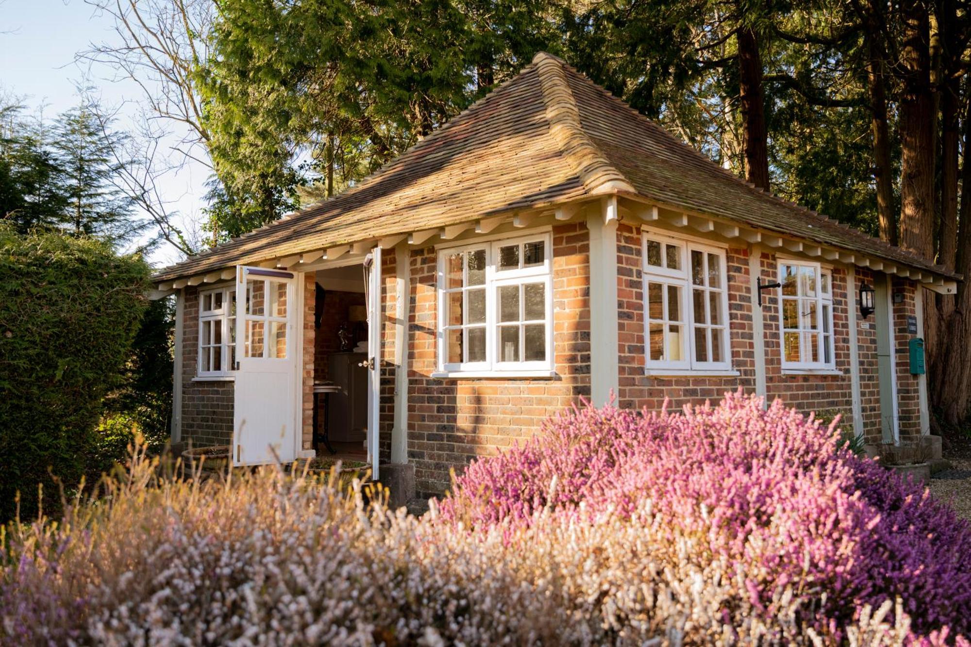 Old Mill Lodge By Huluki Sussex Stays Hurstpierpoint Экстерьер фото
