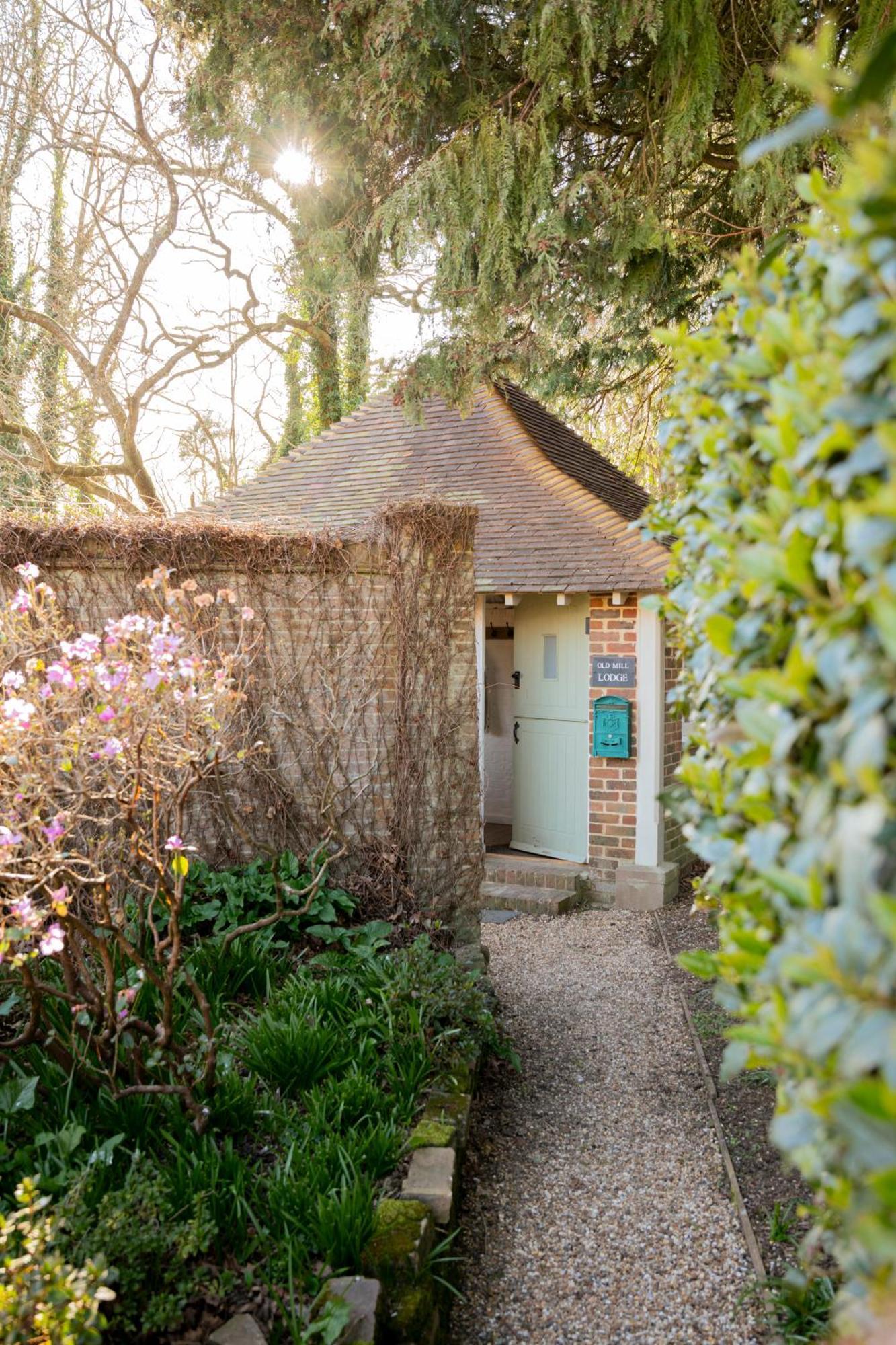 Old Mill Lodge By Huluki Sussex Stays Hurstpierpoint Экстерьер фото