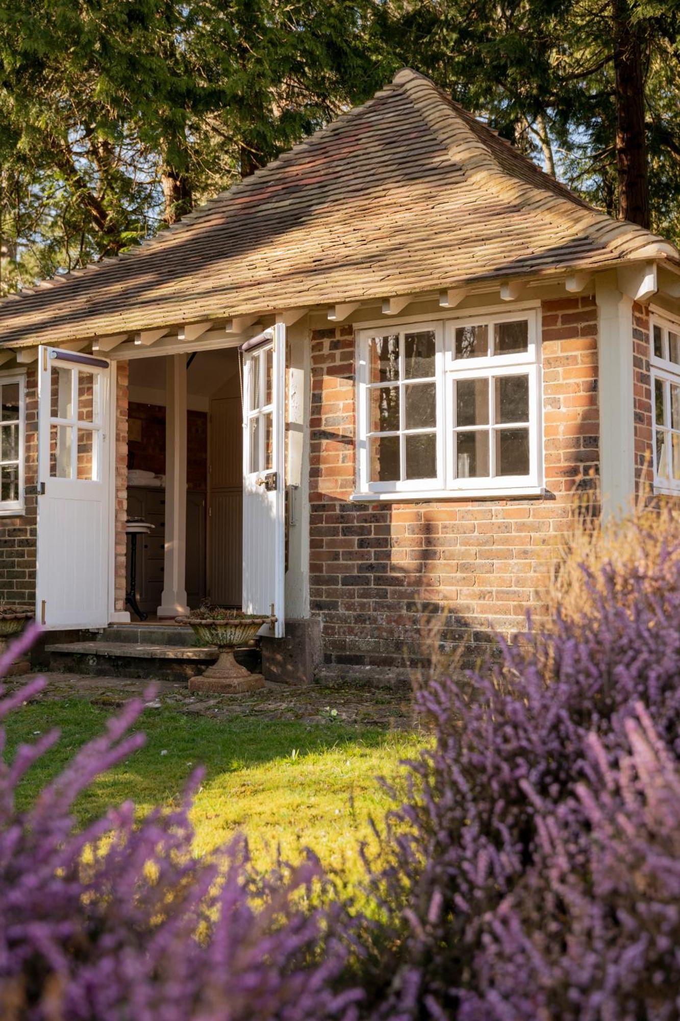 Old Mill Lodge By Huluki Sussex Stays Hurstpierpoint Экстерьер фото
