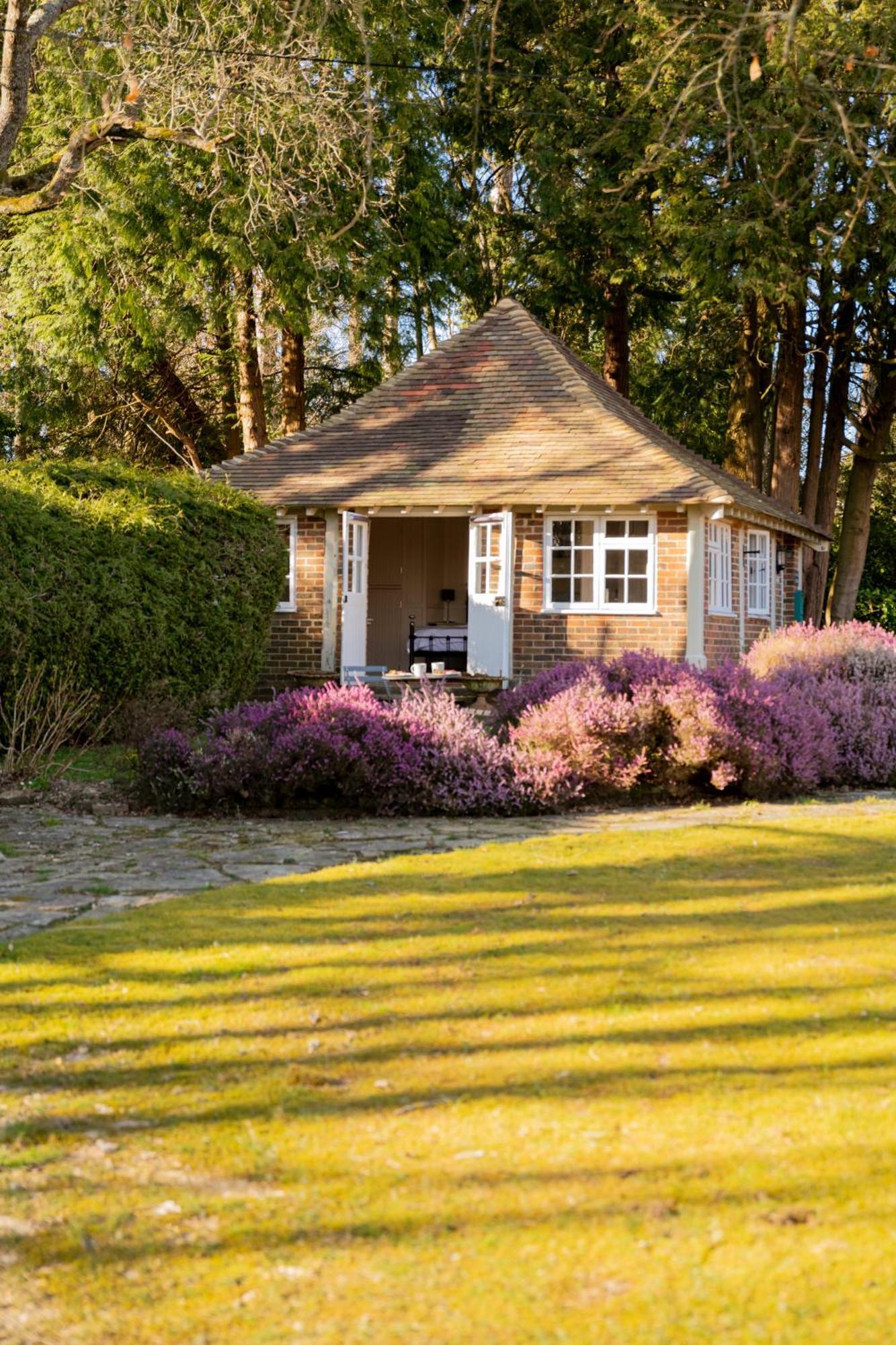 Old Mill Lodge By Huluki Sussex Stays Hurstpierpoint Экстерьер фото