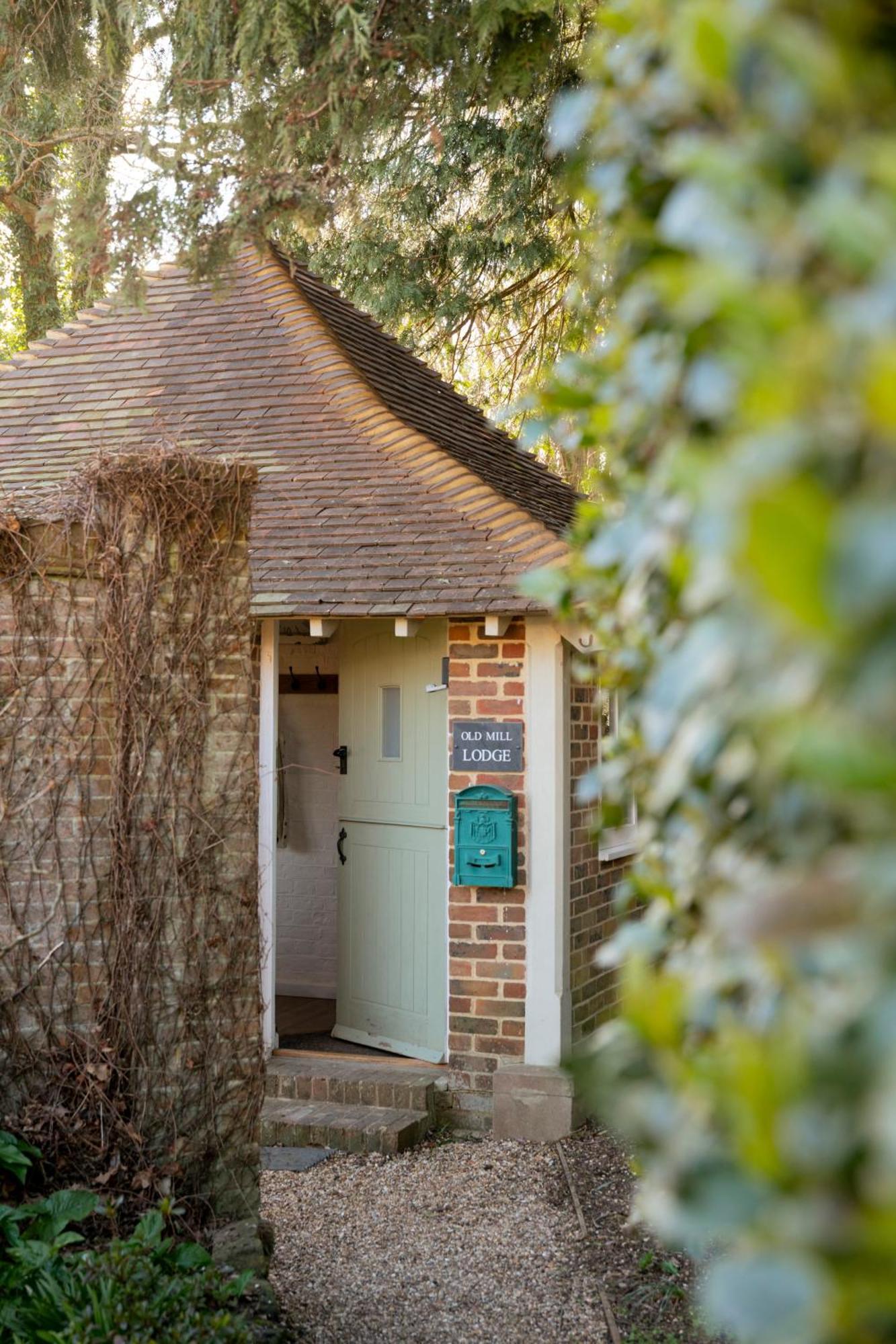 Old Mill Lodge By Huluki Sussex Stays Hurstpierpoint Экстерьер фото
