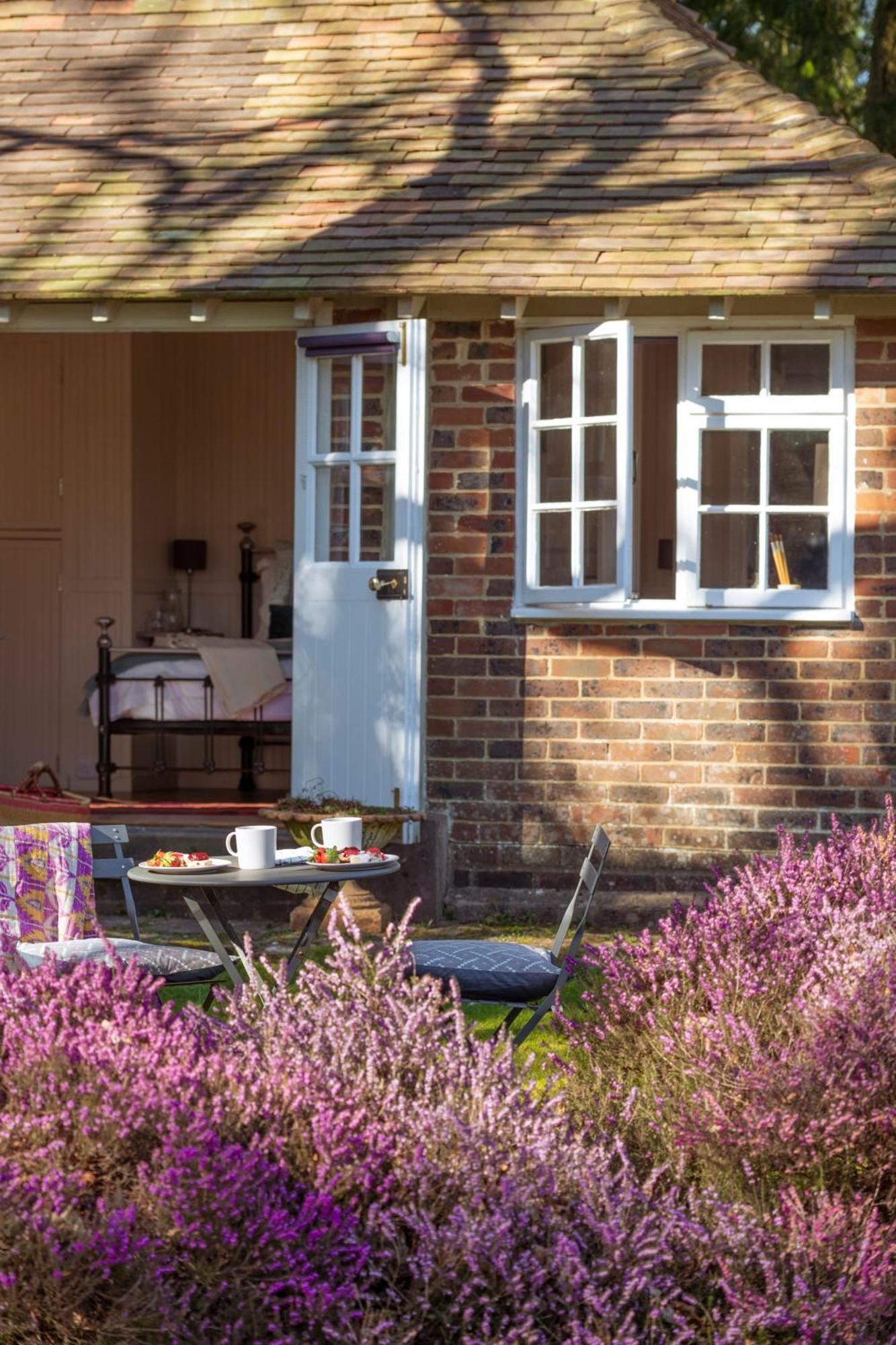 Old Mill Lodge By Huluki Sussex Stays Hurstpierpoint Экстерьер фото