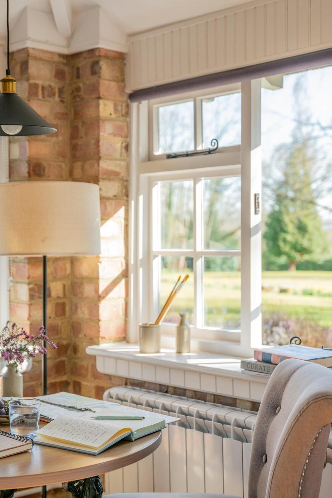 Old Mill Lodge By Huluki Sussex Stays Hurstpierpoint Экстерьер фото