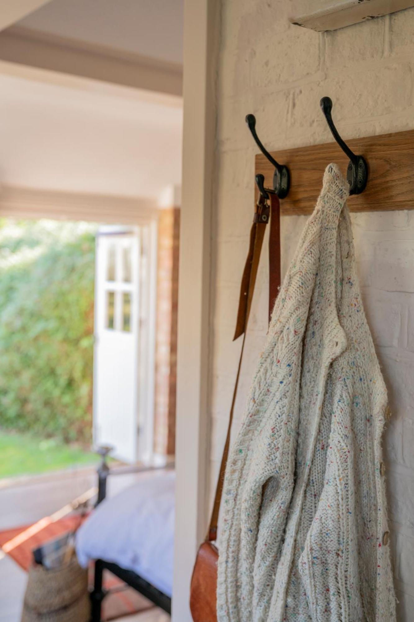 Old Mill Lodge By Huluki Sussex Stays Hurstpierpoint Экстерьер фото