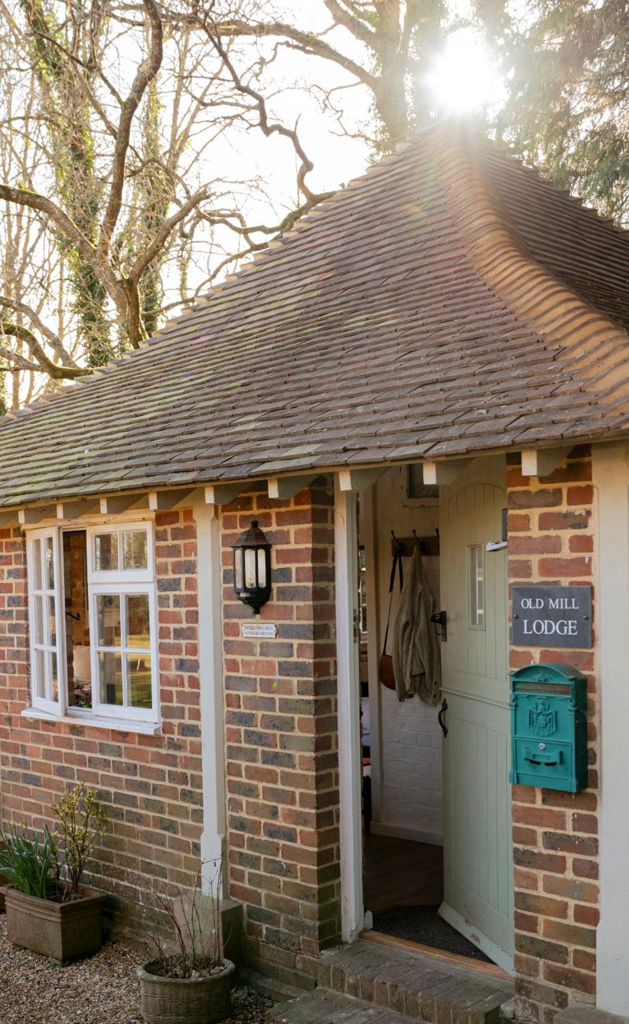 Old Mill Lodge By Huluki Sussex Stays Hurstpierpoint Экстерьер фото
