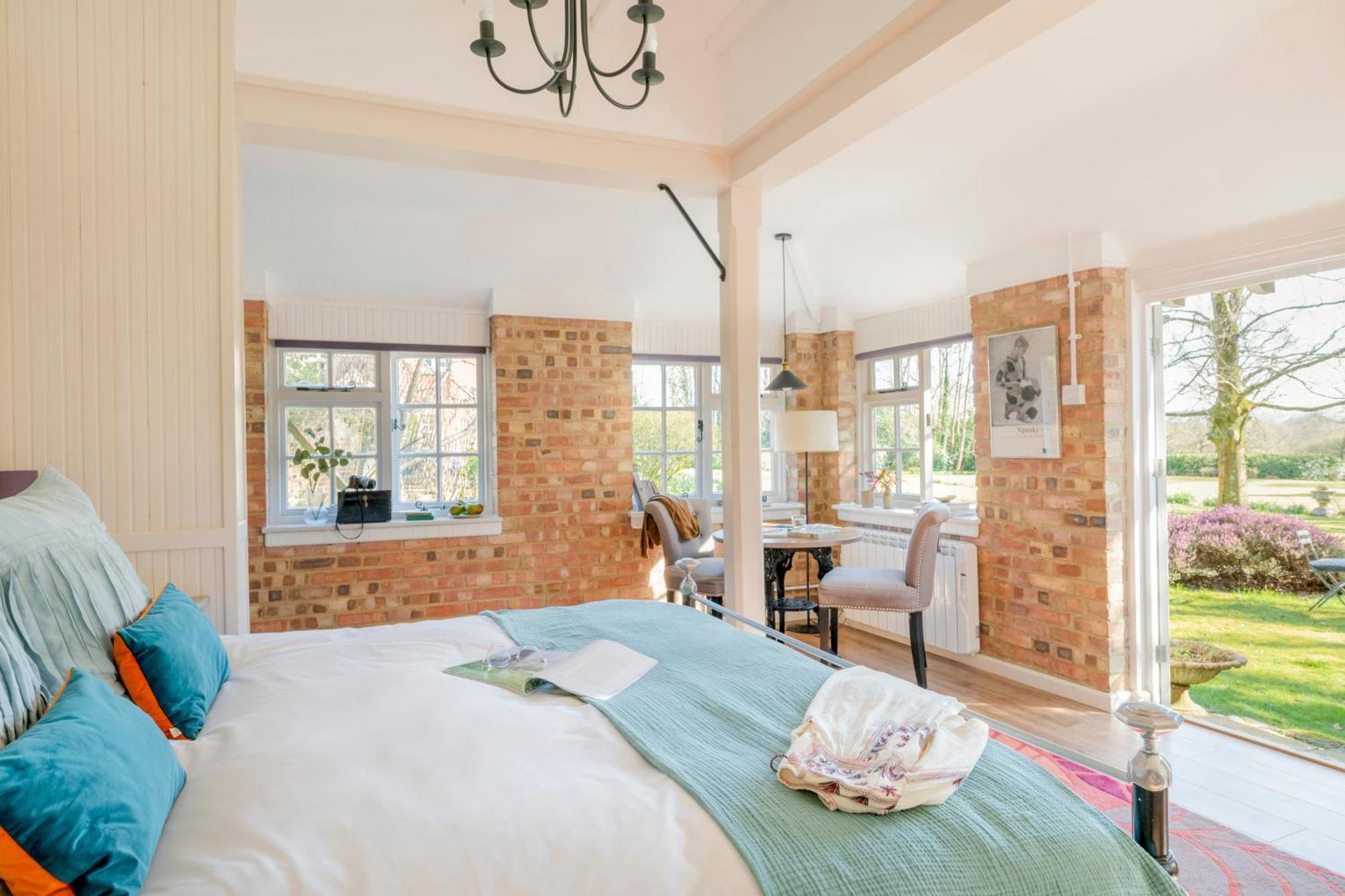 Old Mill Lodge By Huluki Sussex Stays Hurstpierpoint Экстерьер фото